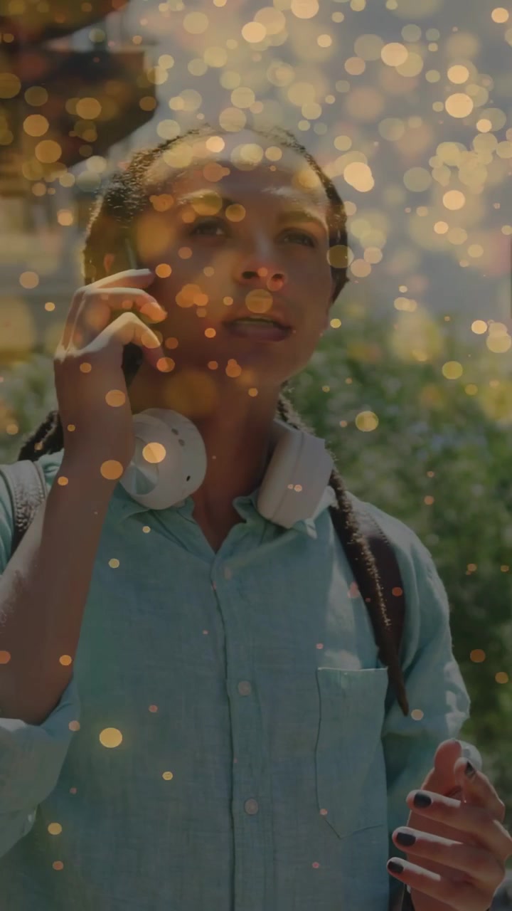 Vertikal video: Man trycker på sin telefon, lyfter den till örat och ringer under pendling, med bokeh-överlägg.