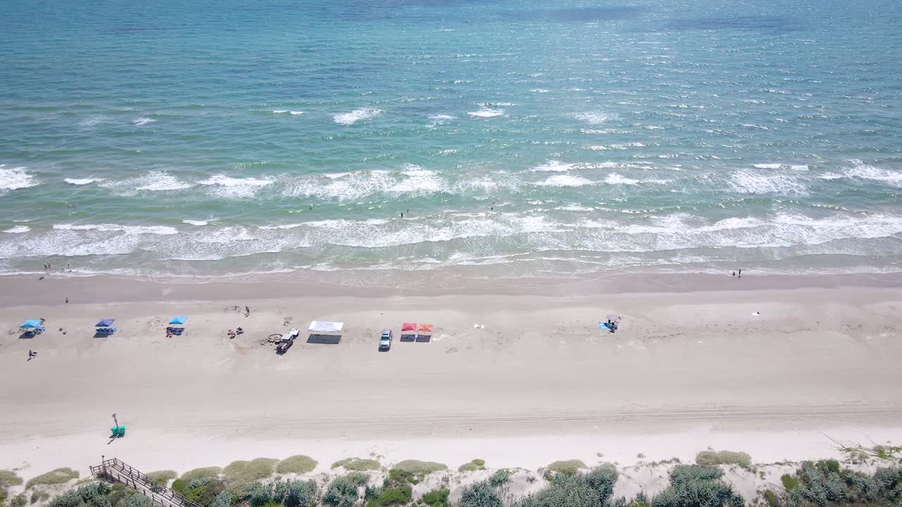 유명한 리조트 포트 로얄 근처의 포트 아란사스 섬 마을 해안에 있는 텍사스 해변의 부드러운 드론 샷