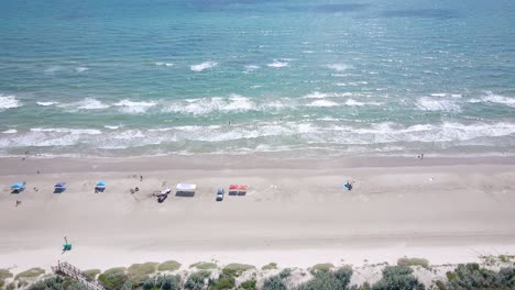 Glatte-Drohnenaufnahme-Des-Texanischen-Strandes-An-Der-Küste-In-Der-Inselstadt-Port-Aransas-In-Der-Nähe-Des-Berühmten-Resorts-Port-Royal