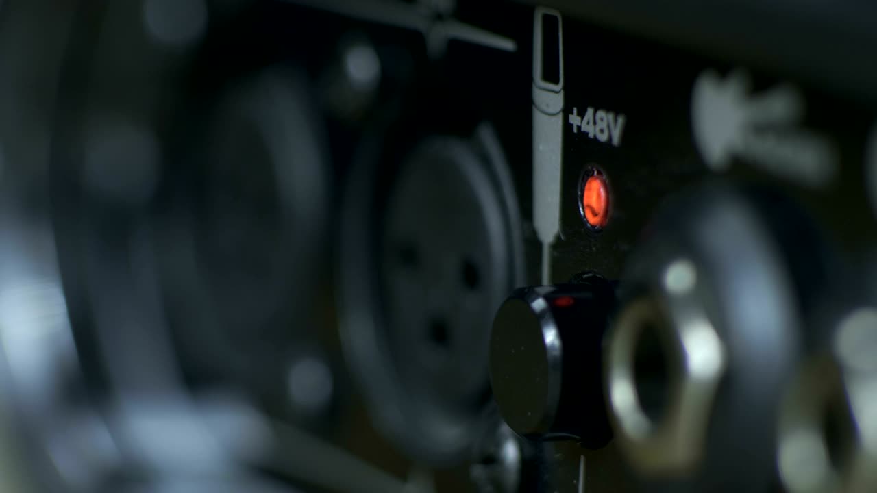 dedo femenino presionando la energía fantasma de 48v en