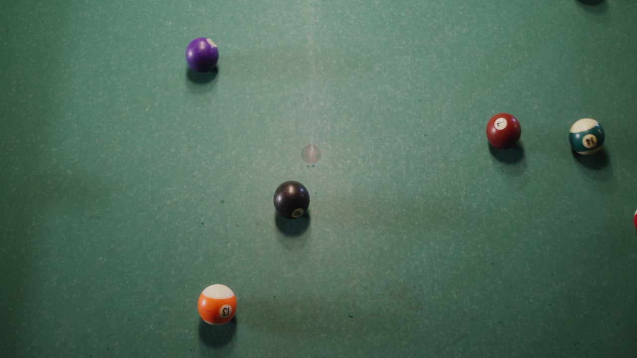 mesa de billar con bolas esparcidas