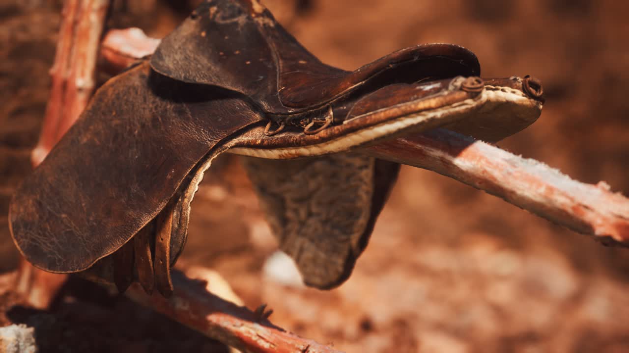 silla de montar y rocas rojas en el valle del monumento