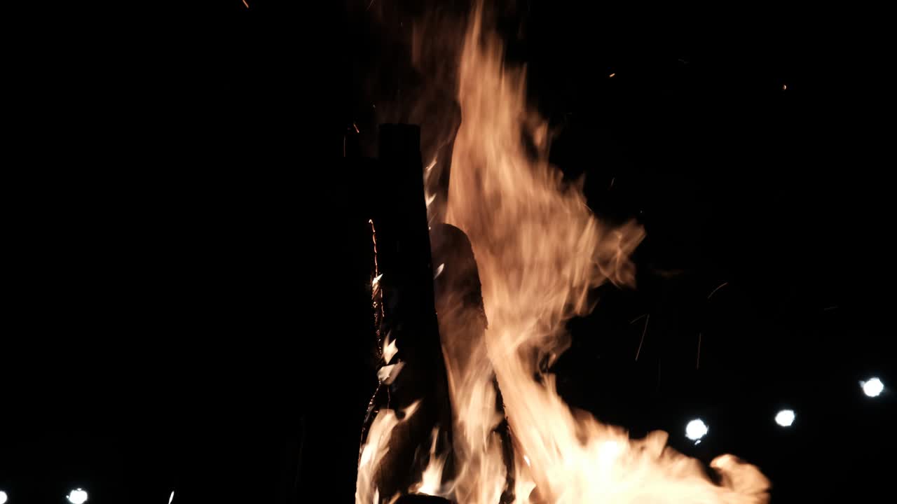 большой костер горит ночью в медленном движении на черном фоне на природе