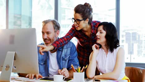 grupo de diseñadores gráficos trabajando juntos en un escritorio
