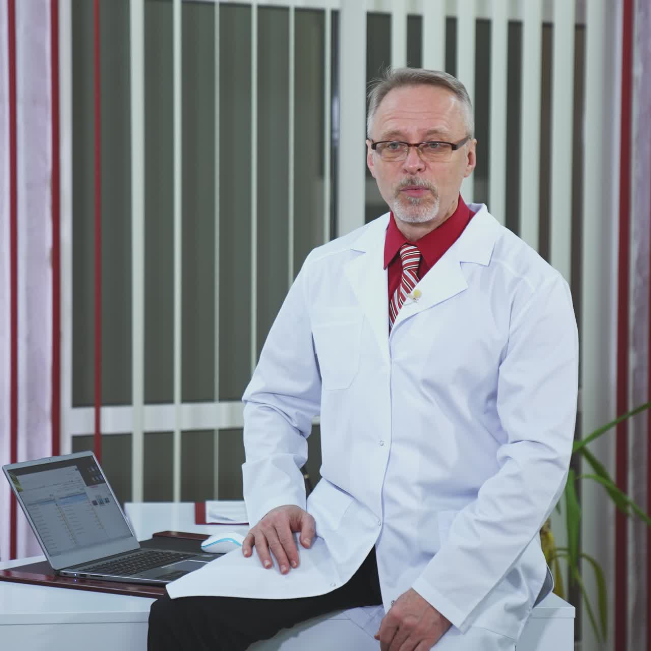 Dokter berbicara di kantor