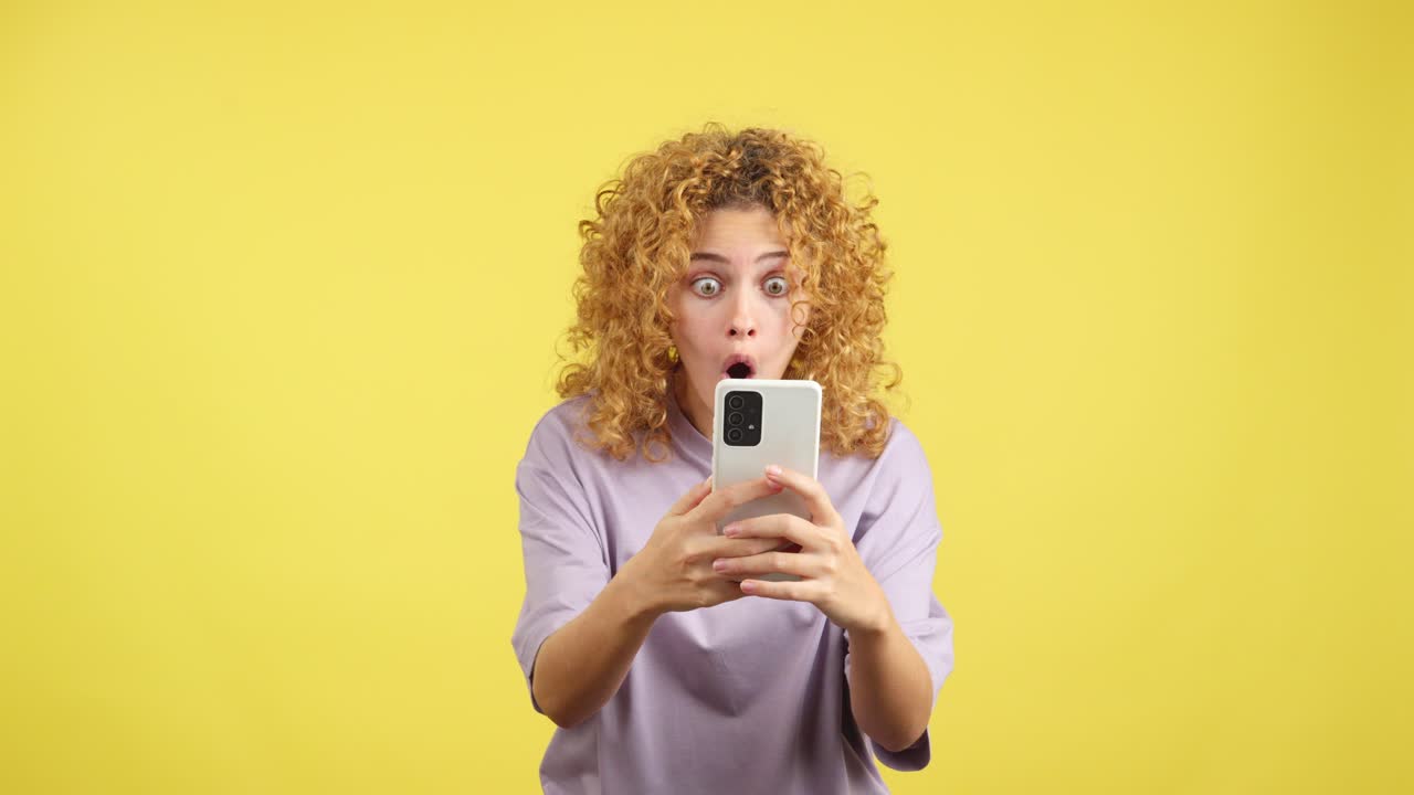 Donna sorpresa che reagisce a qualcosa sul suo smartphone.