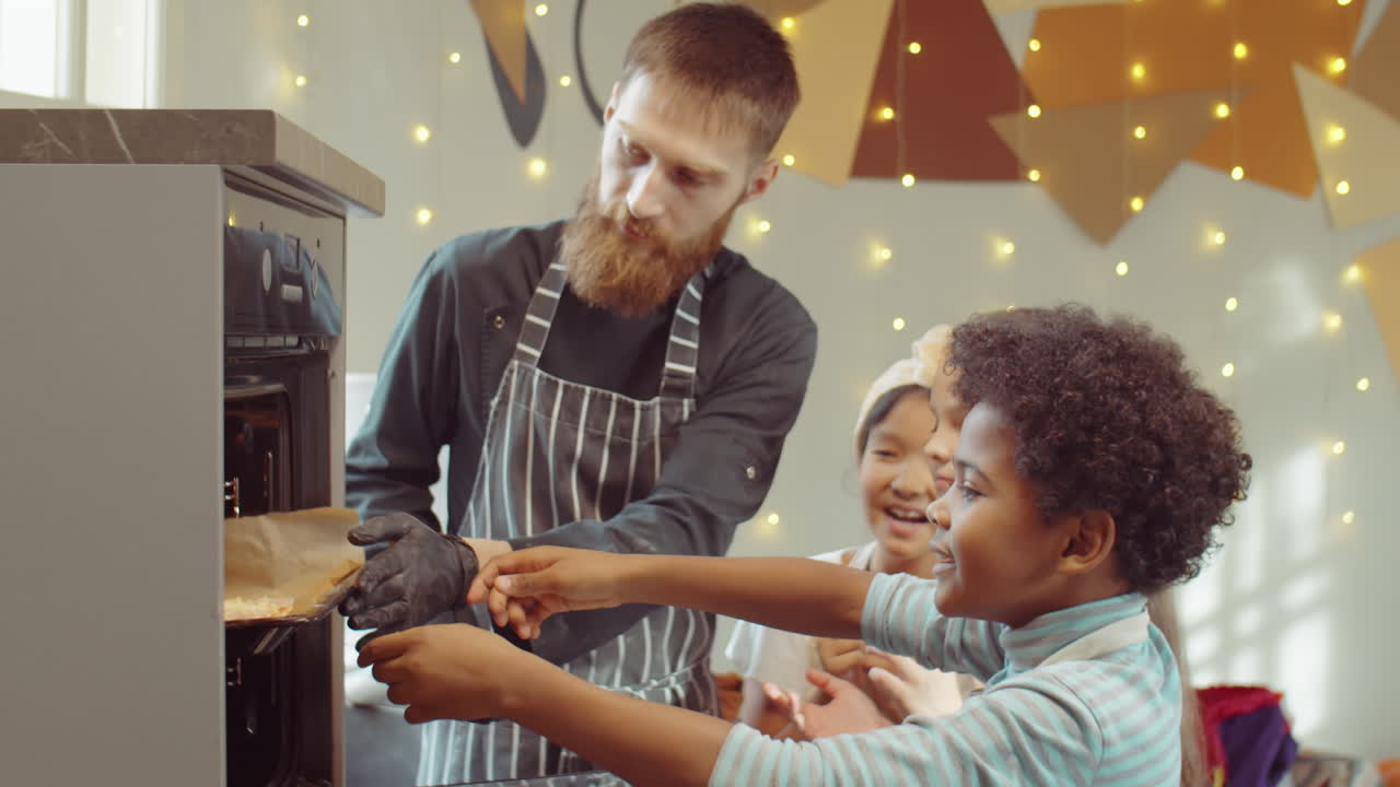 niños felices y chef horneando pizza en la clase magistral de cocina