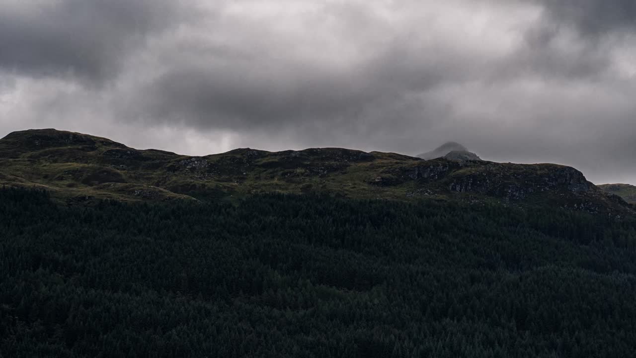 구름이 있는 멋진 산 타임랩스 $k