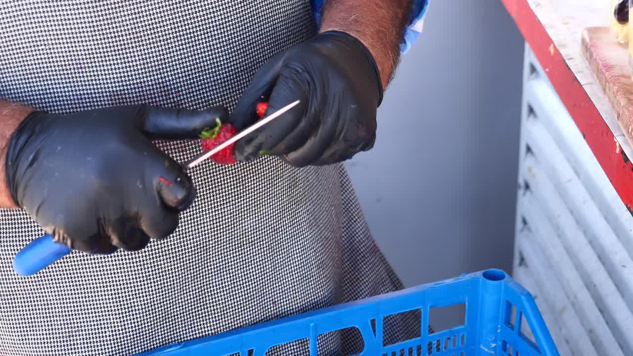 chef preparando las fresas