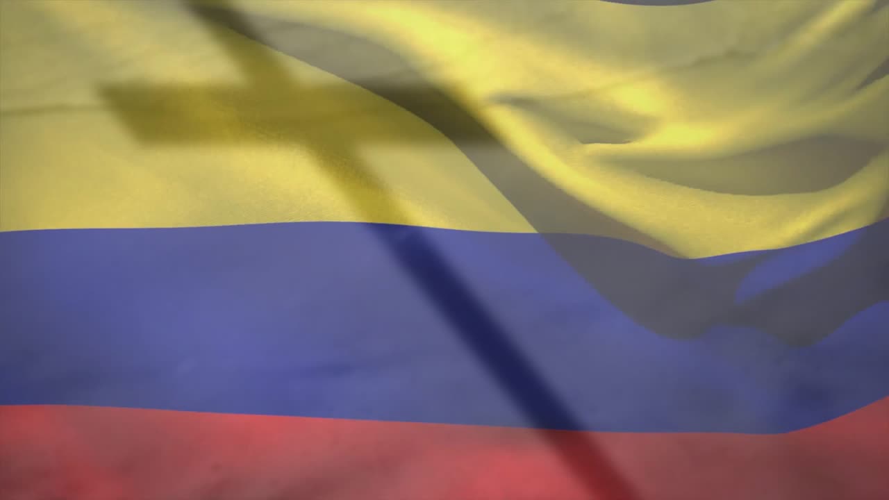 La brezza si intensifica, una bandiera tricolore sventola mentre un'ombra a forma di croce scorre sulle strisce del tessuto.
