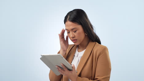 Mujer-De-Negocios,-Dolor-De-Cabeza-Y-Estrés-En-La-Tableta