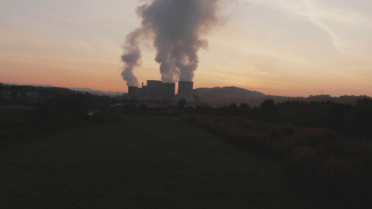 centrale elettrica al tramonto