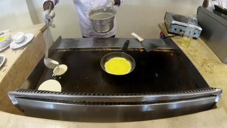 preparación de close-up de roti y parathas, pan plano indio, en un vendedor local de la calle