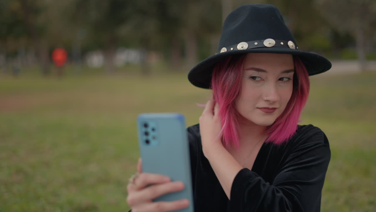 공원에서 셀피를 찍는 여자