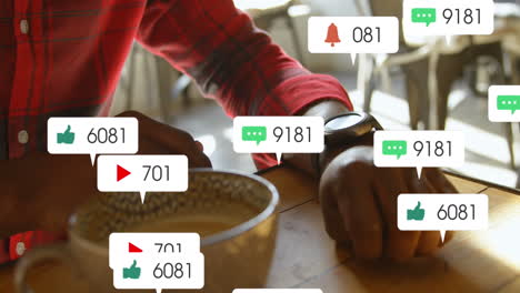 animación de barras de notificación sobre la sección media de un hombre afroamericano que usa un reloj inteligente en cafés