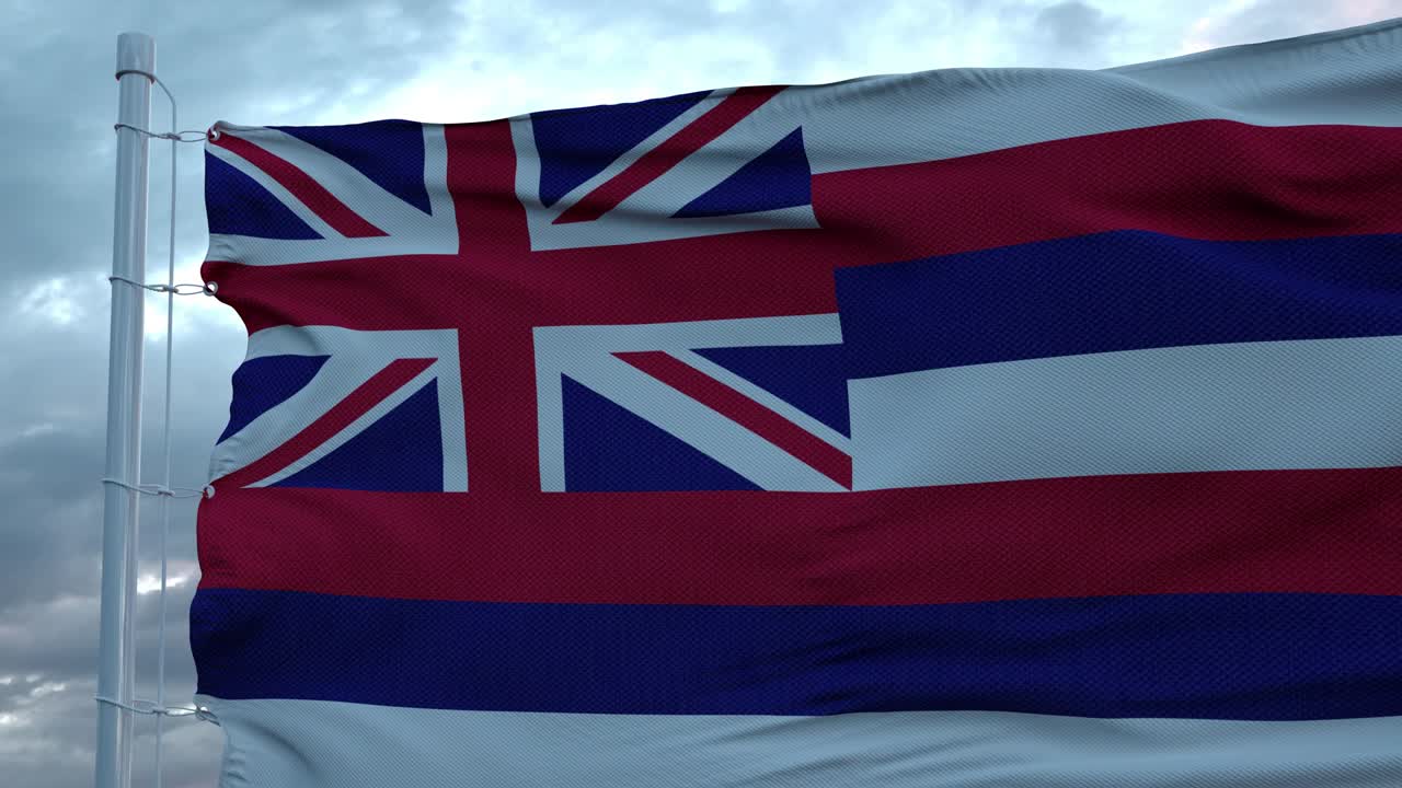 флаг гавайев, размахивающийся на ветру против глубоких красивых облаков.