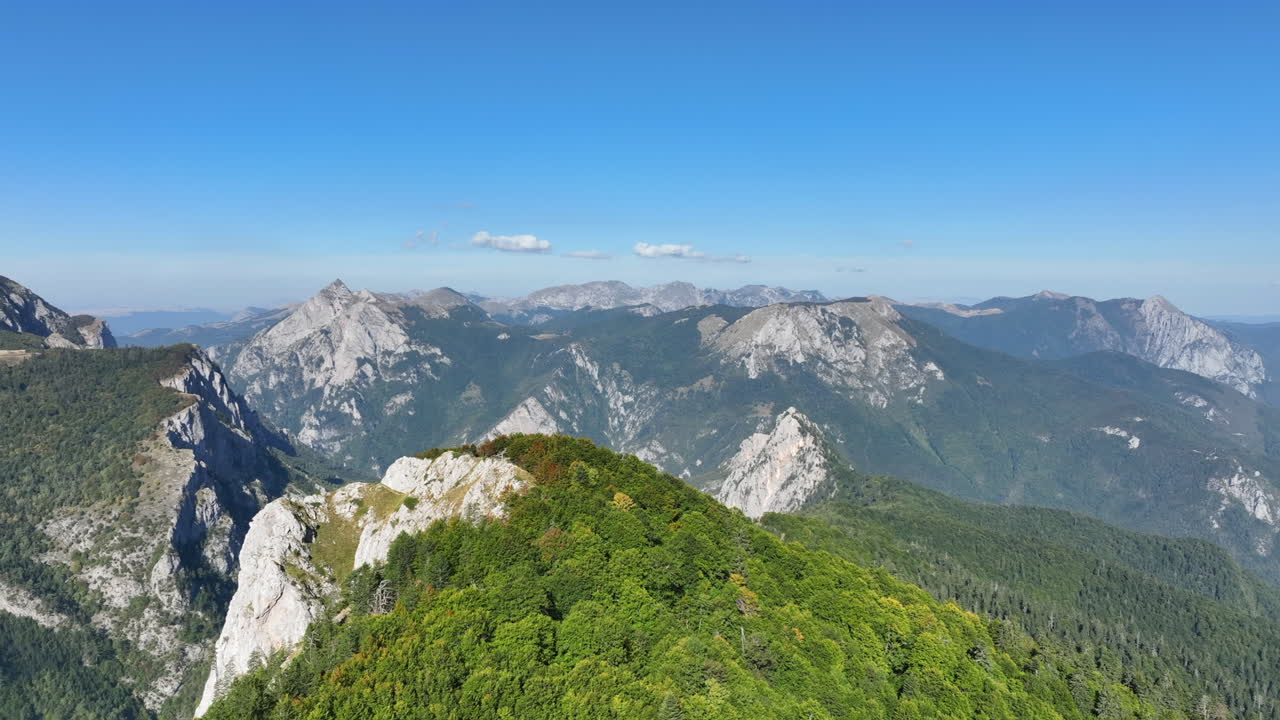 Flug über grasbewachsene Bergplateaus