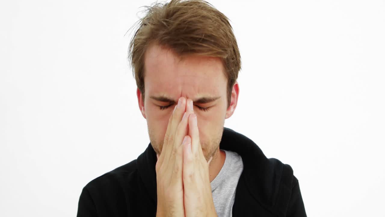 화가 난 금발 남자