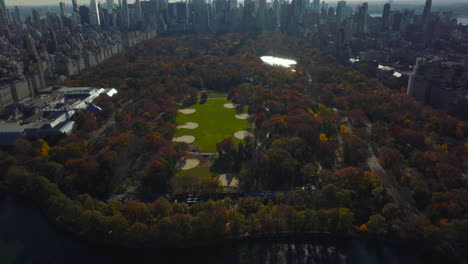 Blick-Aus-Der-Vogelperspektive-Auf-Die-Softballfelder-Auf-Dem-Großen-Rasen-Im-Central-Park.-Kippen-Sie-Nach-Oben,-Um-Die-Umliegenden-Wolkenkratzer-Freizulegen.-Manhattan,-New-York-City,-Vereinigte-Staaten