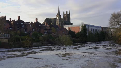 riverbank en leamington spa, mostrando el río leam cerca de desbordarse e inundaciones, warwickshire, inglaterra