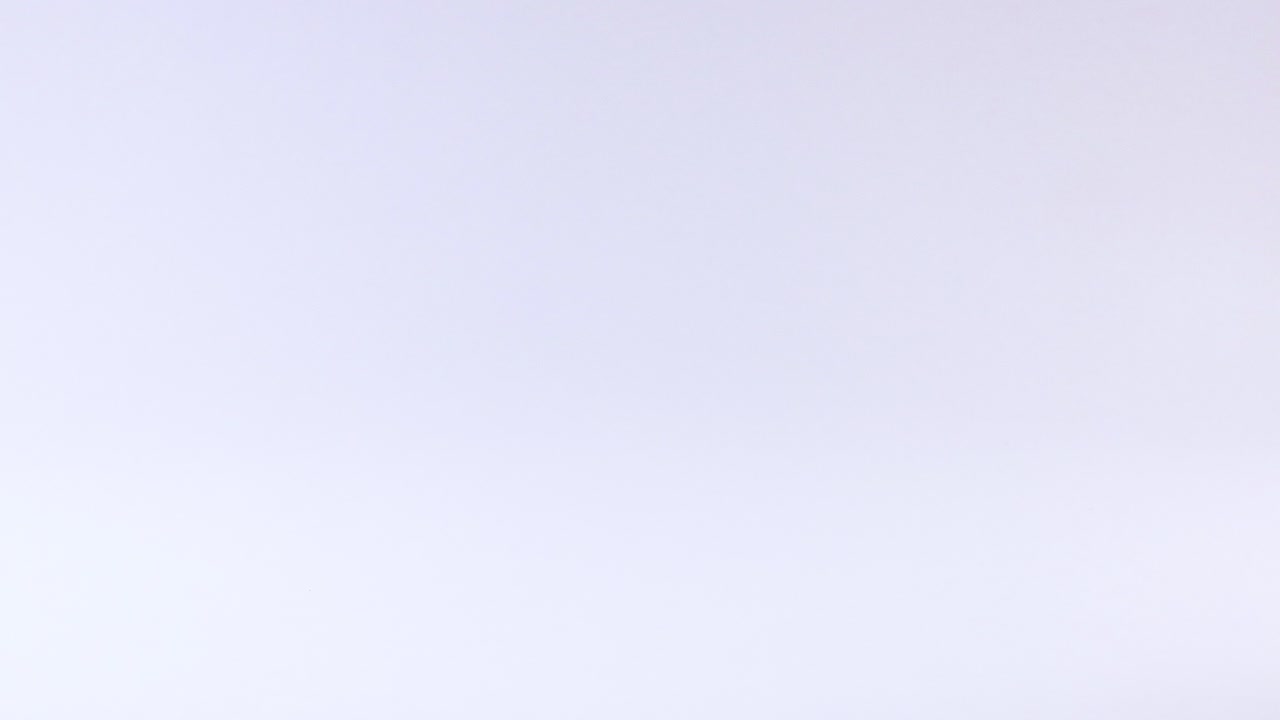 una pelota de golf rebota en una superficie blanca