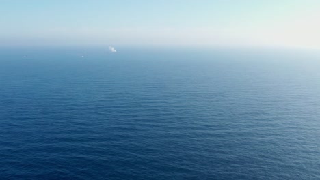 Agua-De-Mar-Azul-Claro-Y-Profundo-Con-Olas-Pequeñas,-Imágenes-Aéreas