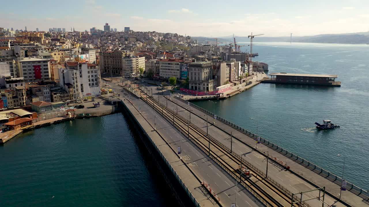 Corno d'Oro e Ponte di Galata con vista a volo d'uccello da Istanbul durante il coprifuoco per la pandemia di Covid-19