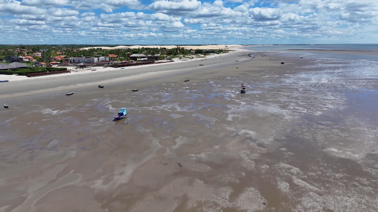 Rantamaisema Tutoiassa, Maranhãossa, Brasiliassa. Rantanäkymä. Luonto, matala vuorovesi. Kesäloma. Rantamaisema Tutoiassa, Maranhãossa, Brasiliassa. Trooppinen maisema