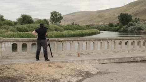 Fotografin-Mit-Großer-Kamera-Auf-Stativ-Macht-Fotos-Auf-Der-Brücke