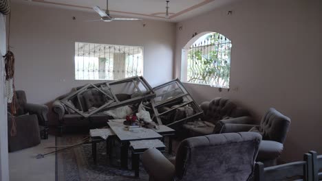 la sala de estar vandalizada y abandonada de una familia palestina durante el conflicto de guerra israel-hamas, dentro de gaza, 2023