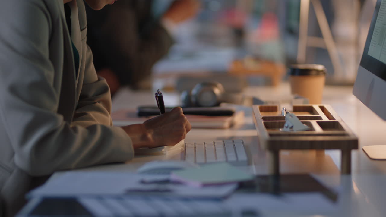 가까운 비즈니스 여성 손 메모를 쓰고 프로젝트에 대한 창의적인 아이디어를 브레인 스토밍 밤 늦게 사무실에서 일