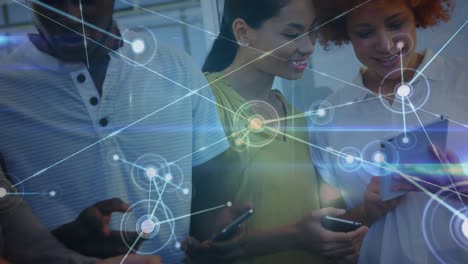 animación de la red de conexiones entre diversos colegas de oficina que utilizan dispositivos electrónicos
