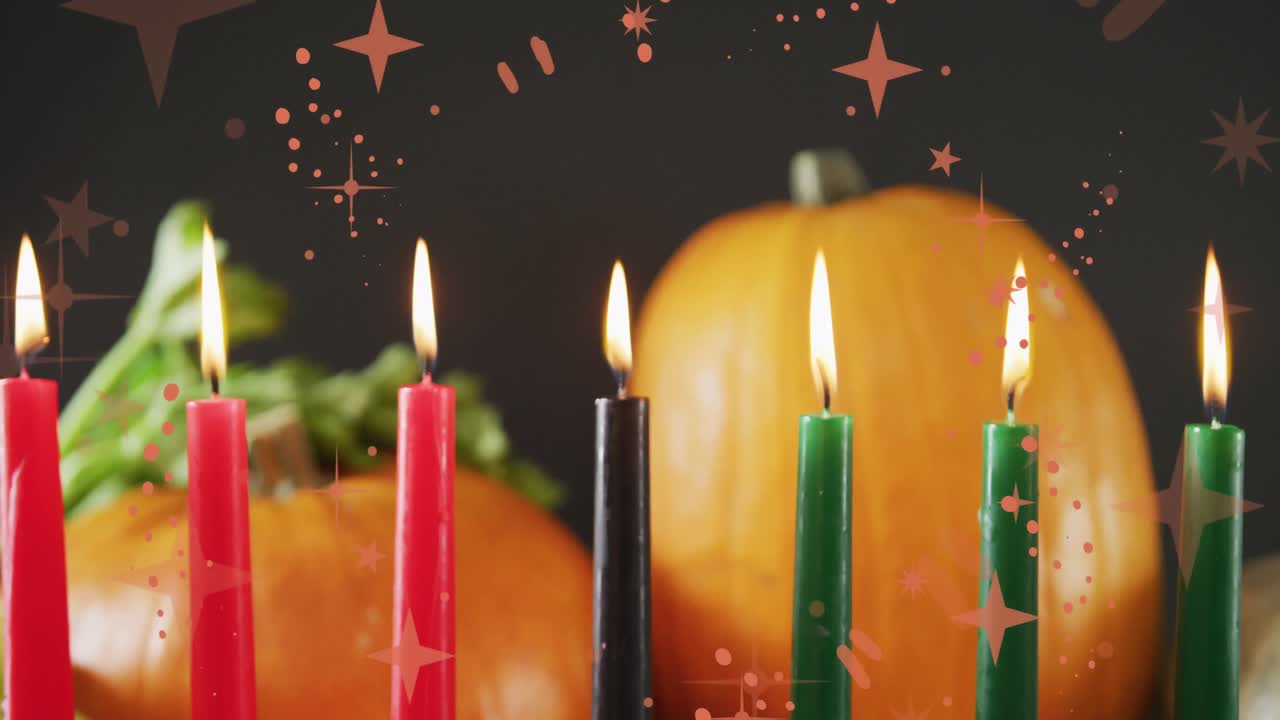 animación de estrellas naranjas sobre velas kwanzaa y calabazas.