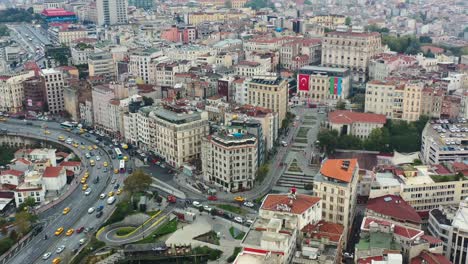 vista aérea de viejos edificios residenciales europeos cerca de una carretera principal como en un día nublado en estambul, turquía