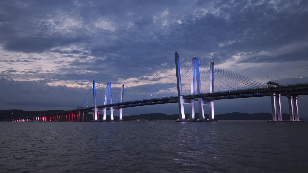 Veduta panoramica del Ponte Tappan Zee di notte