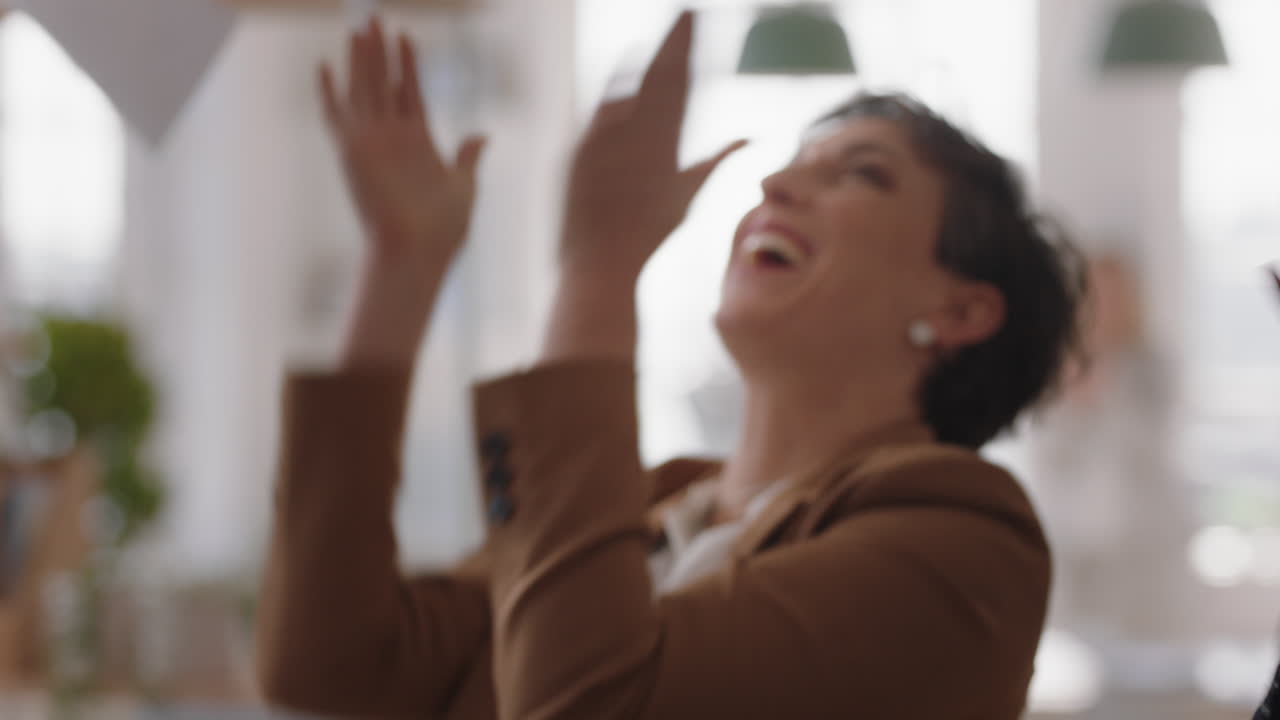 gente de negocios feliz celebrando una victoria corporativa exitosa lanzando papeles en el aire colegas abrazando el trabajo en equipo en la oficina reunión disfrutando del éxito ganador