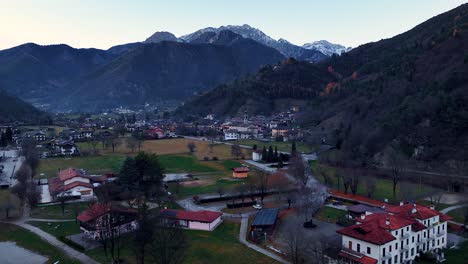 Toma-Aérea-Panorámica-Hacia-Adelante-Con-Drones-De-Pieve-Di-Ledro,-El-Hotel-Del-Lido-Y-La-Iglesia-Del-Campanario-Al-Final