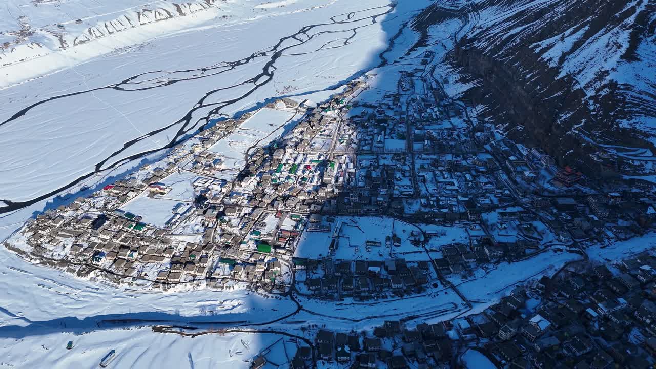 눈 인 산 마을 의 공중 사진