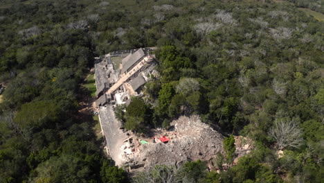 antigua ciudad maya ek balam pirámide acrópolis en la selva mexicana