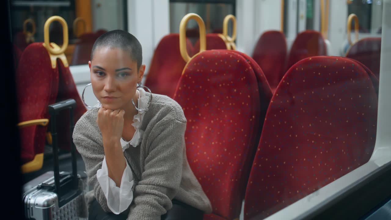 mujer viajando en tren