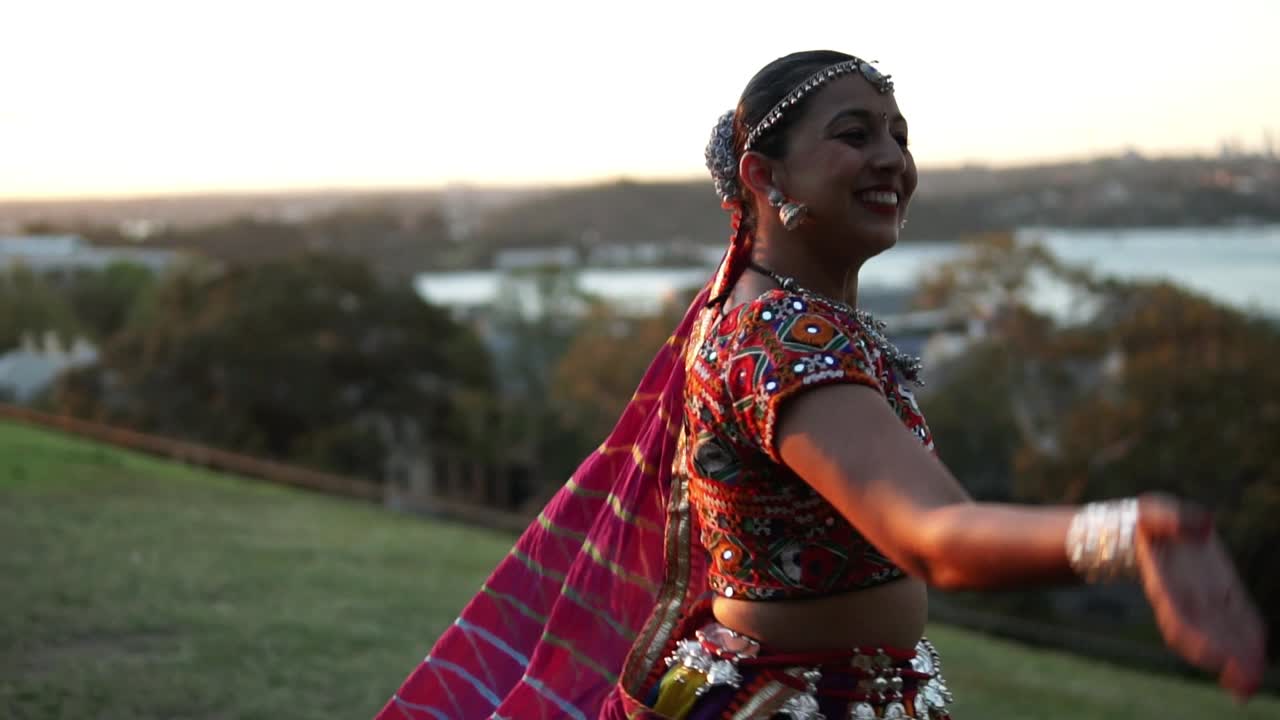 mujer del sur de asia en traje indio realizando danza cultural india al aire libre en sídney, australia