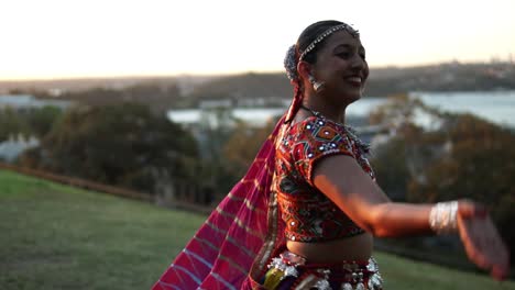 Mujer-Del-Sur-De-Asia-Vestida-De-India-Interpretando-Danza-Cultural-India-Al-Aire-Libre-En-Sydney,-Australia