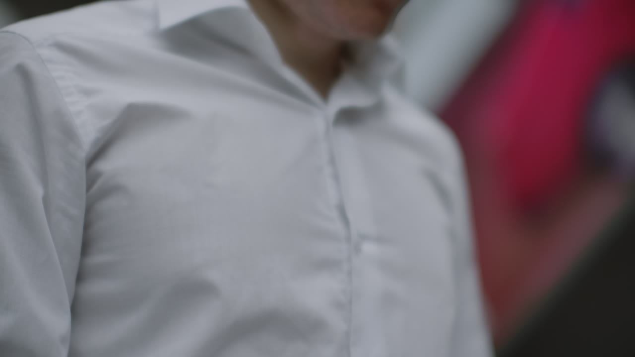 инженер-электрик, работающий ученый, изобретатель робототехники. медленное движение. современные робототехнические технологии. футуристическая концепция роботов. искусственный интеллект, виртуальные роботы, роботы и люди.