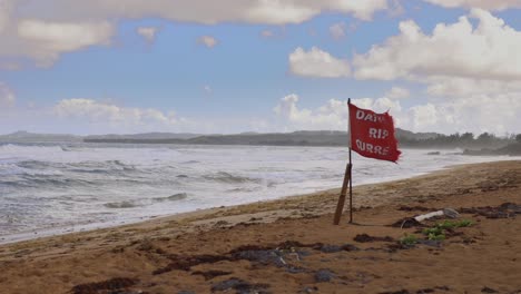 Surf-Peligroso-A-Lo-Largo-De-La-Costa-Paraíso-De-Los-Surfistas-Olas-Corrientes-De-Resaca