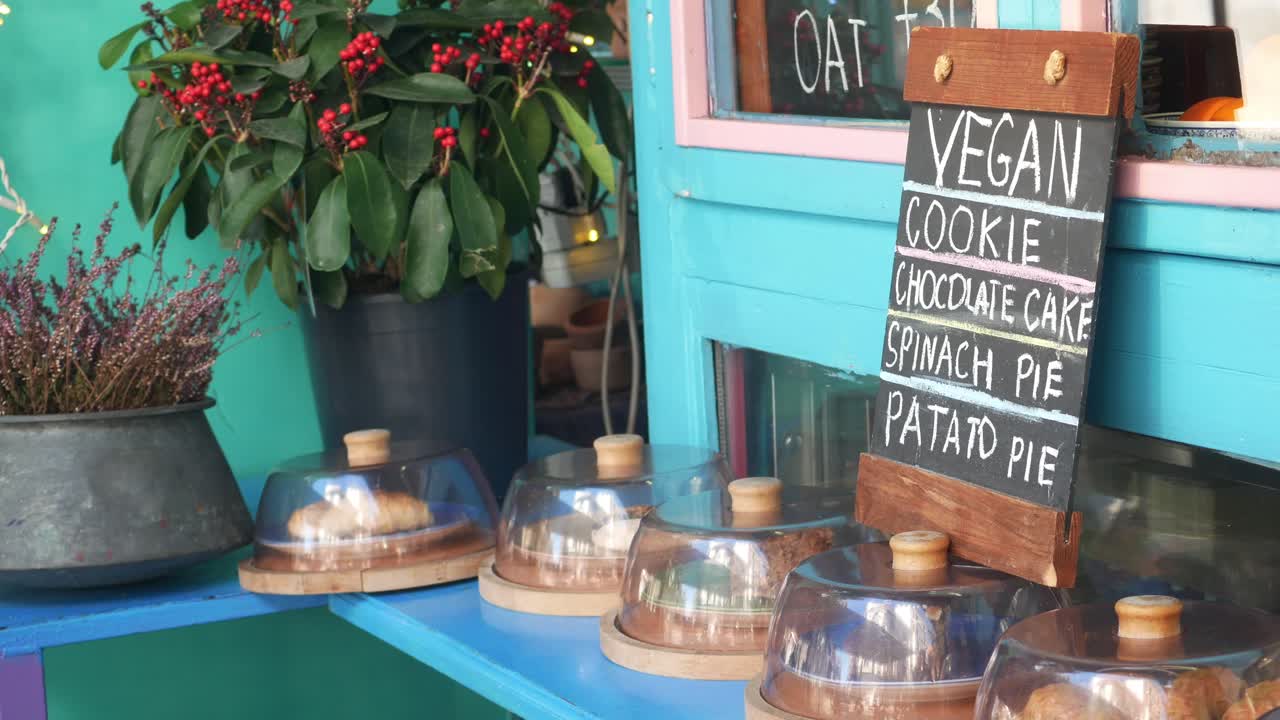 작은 카페에서 채식주의 메뉴 전시