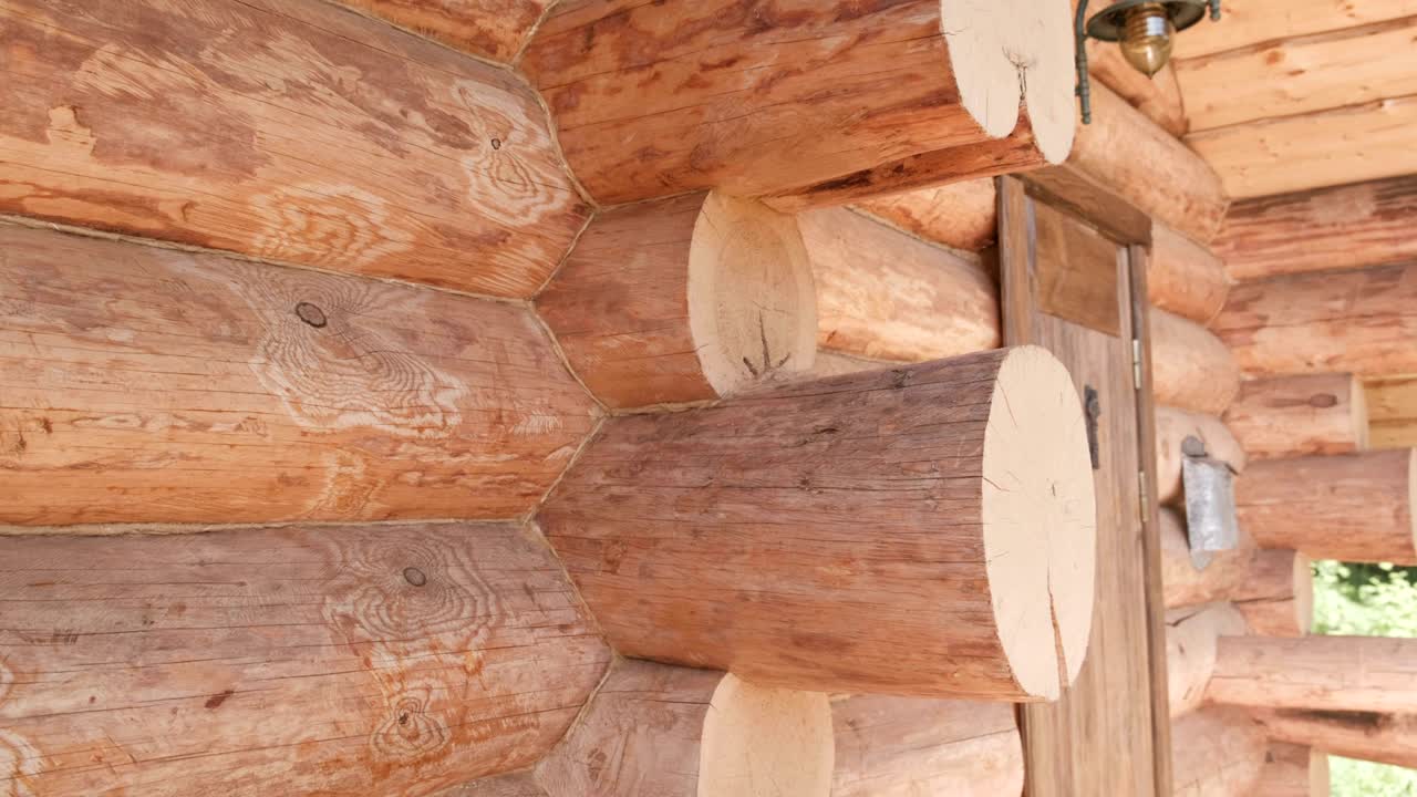 una casa de troncos cortados.