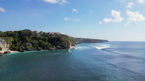 Los-Complejos-Turísticos-De-Los-Acantilados-De-Uluwatu-Tienen-Vistas-Al-Océano-Azul-Brillante-En-Bali,-Vía-Lenta-En