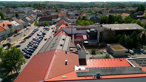 Mistelbach,-Niederösterreich,-Österreich-–-Ein-Anblick-Von-Wohnhäusern-Und-Geparkten-Autos-–-Drohne-Fliegt-Vorwärts