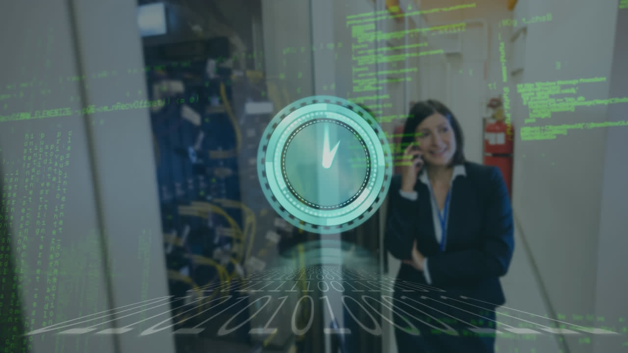 animación de reloj en movimiento y procesamiento de datos sobre mujer caucásica en la sala de servidores