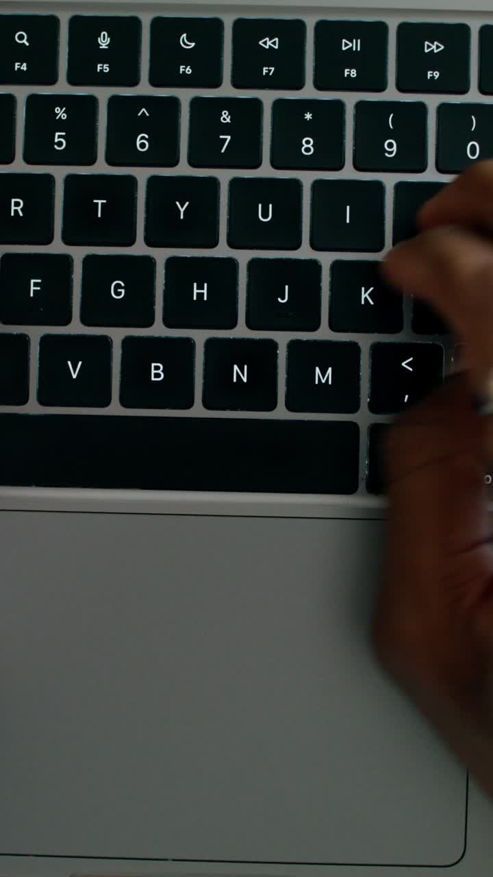 persona escribiendo en el teclado de una laptop